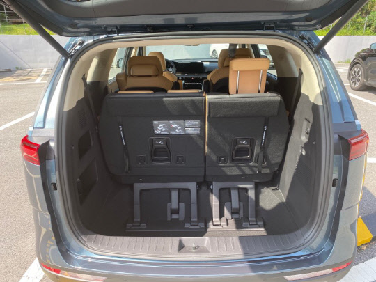 기아자동차 4세대 카니발 트렁크.  <장우진 기자>